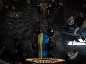 У Києві попрощалися з рятувальником, який загинув у перший день повномасштабного вторгнення Росії. Його тіло шукали півтора року. Фоторепортаж