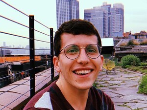 Режисер Гілл: Американці навіть приблизно не усвідомлюють масштабів війни в Україні