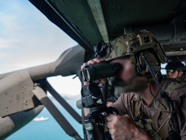 США повідомили про удар по судну з наркоторговцями в Тихому океані, із трьох вижив один. Відео