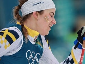 Шведська лижниця двічі впала й бігла з однією лижею в естафеті на ОІ 2026 року. Це коштувало золота її збірній. Відео