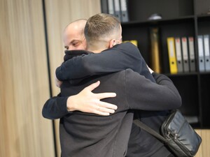 У Львові чоловік зустрівся з трьома пацієнтами, яким пересадили органи його загиблого батька. Фото