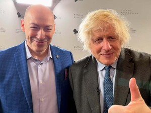 Війна в Україні закінчиться цьогоріч? Путін як новий Гітлер, розпад Росії й героїзм України. Інтерв'ю Гордона із Джонсоном. Відео