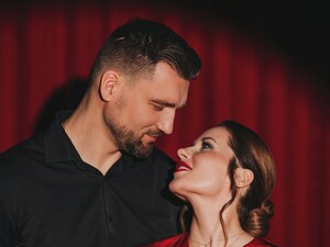 Новий коханий Денисенко надів жіночу сукню й позував у кадрі. Відео