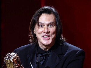 64-річний Керрі, який пережив суїцид коханої, уперше показав нову обраницю. Фото