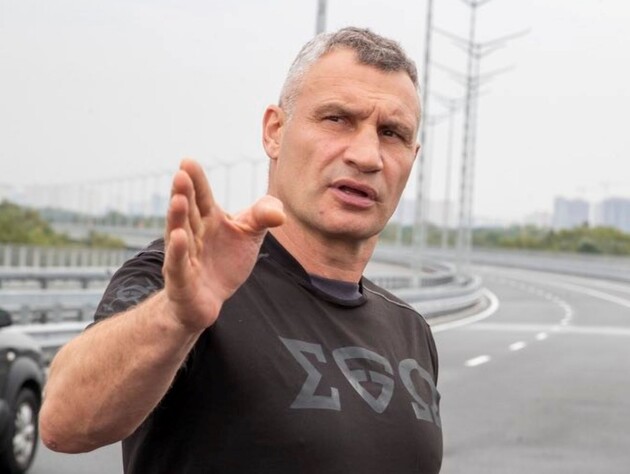 Мер Києва у Львові відвідав барбершоп. Який вигляд тепер має Кличко з новою укладкою. Фото