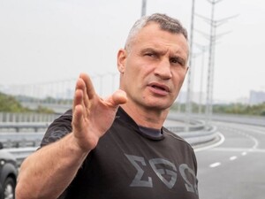 Мер Києва у Львові відвідав барбершоп. Який вигляд тепер має Кличко з новою укладкою. Фото