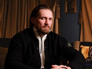 Новий модний тренд? Усик знову з'явився на публіці у взутті різного кольору. Фото