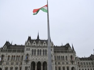 Угорські урядові літаки могли перевозити валюту й коштовності з Росії. Як ця історія вплинула на вибори
