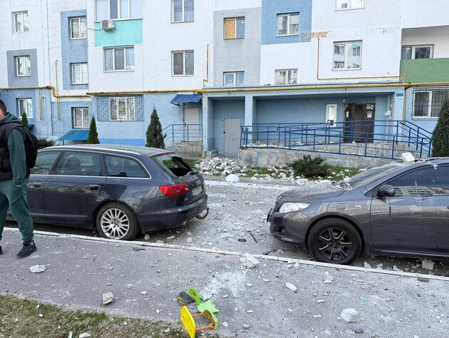 У Харкові дрон урізався в багатоповерхівку. Відео