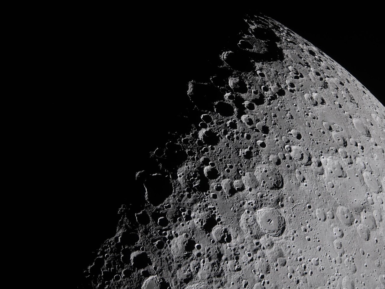 Екіпаж космічної місії Artemis II сфотографував Місяць зблизька. Фоторепортаж