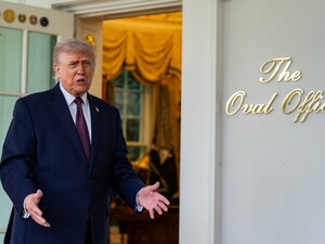 Трамп виклав ШІ-зображення, де він в образі Ісуса. А потім видалив і дивно пояснив свою поведінку