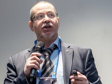 Терорист хоче, щоб його вбили. Поки дістанеться герой зі зброєю, буде кілька трупів
