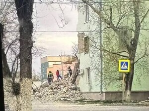 У російській Сизрані після обстрілу обвалився під'їзд житлового будинку. Фото, відео