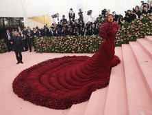 Леді Гага, Карді Бі, Лопес, Крус, Камбербетч, Шарапова прийшли на Met Gala 2019. Фоторепортаж